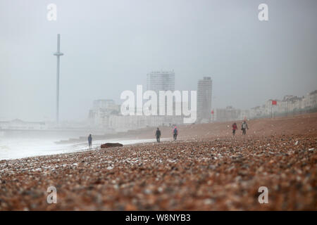 Brighton, Sussex, Inghilterra, Regno Unito. 10 Ago, 2019. Il 45mph venti soffiano la nebbia e schiuma di fronte alla spiaggia di Brighton nel Sussex. Credito: Julia Gavin/Alamy Live News Foto Stock