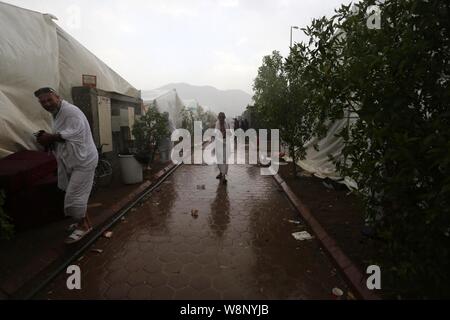 La Mecca, Mecca, Arabia Saudita. 10 Ago, 2019. Piligrims palestinese si radunano vicino alle loro tende durante una pioggia e vento meteo meteo, che prendono parte a uno dei rituali Hajj sudest dell'Arabia città santa della Mecca il 10 agosto 2019. Più di 2 milioni di pellegrini riuniti nella tendopoli di Mina come Hajj 2019 ha cominciato il Venerdì Credito: Ashraf Amra/immagini APA/ZUMA filo/Alamy Live News Foto Stock