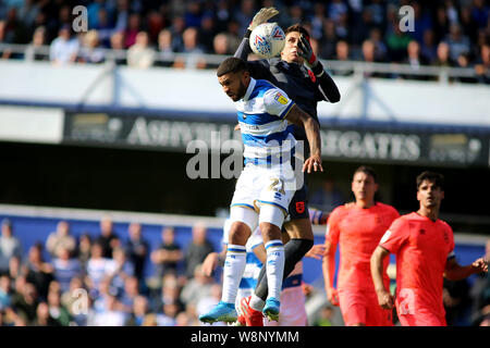 Londra, Regno Unito. 10 Ago, 2019. Nahki Pozzetti di Queens Park Rangers e Kamil Grabara, il portiere del Huddersfield Town durante l EFL Skybet partita in campionato, Queens Park Rangers v Huddersfield Town presso il principe Kiyan Foundation Stadium Loftus Road a Londra il sabato 10 agosto 2019. Questa immagine può essere utilizzata solo per scopi editoriali. Solo uso editoriale, è richiesta una licenza per uso commerciale. Nessun uso in scommesse, giochi o un singolo giocatore/club/league pubblicazioni. pic da Tom Smeeth/Andrew Orchard fotografia sportiva/Alamy Live news Credito: Andrew Orchard fotografia sportiva/Alamy Live News Foto Stock