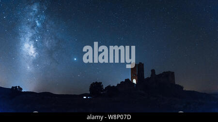 Via Lattea accanto ad un castello in rovina in Spagna Foto Stock