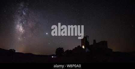 Via Lattea accanto ad un castello in rovina in Spagna Foto Stock