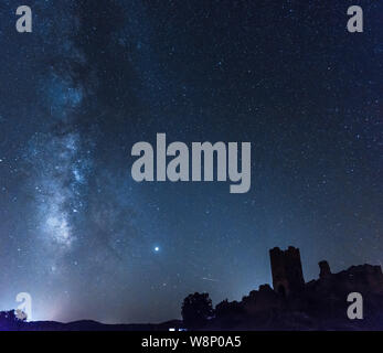 Via Lattea accanto ad un castello in rovina in Spagna Foto Stock