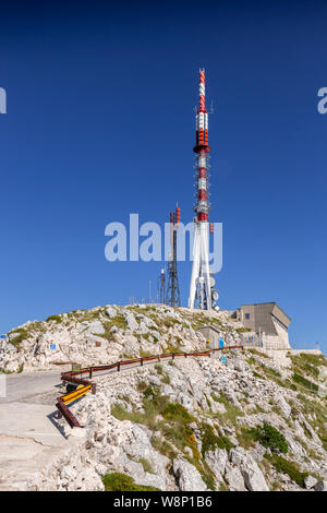 Montante di radio sul vertice di Sveti Jure mountain, Croazia Foto Stock