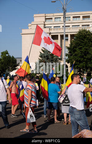 Bucarest, Romania. 10 agosto 2019. Espatriati rumeni e stranieri che tornano nel paese per unirsi alla protesta come decine di migliaia di persone che marciano per le strade della capitale, Bucarest, per protestare contro le accuse di corruzione in corso all'interno del governo rumeno. Foto Stock