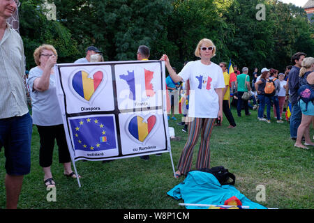 Bucarest, Romania. 10 agosto 2019. Espatriati rumeni e stranieri che tornano nel paese per unirsi alla protesta come decine di migliaia di persone che marciano per le strade della capitale, Bucarest, per protestare contro le accuse di corruzione in corso all'interno del governo rumeno. Foto Stock