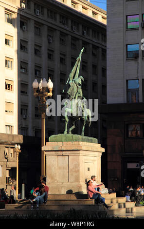 Un monumento in onore del generale Manuel Belgrano è uno dei punti di riferimento centrali sulla Plaza de Mayo a Buenos Aires, Argentina Foto Stock