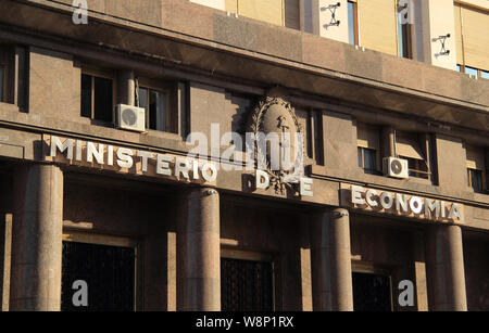 Il Ministero dell'economia edificio è uno dei principali edifici governativi che circondano la Plaza de Mayo di Buenos Aires, Argentina Foto Stock