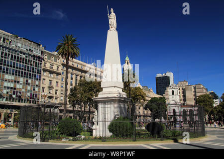 La Piramide di maggio, sulla Plaza de Mayo a Buenos Aires, celebra il primo anniversario della Rivoluzione di maggio in Argentina Foto Stock