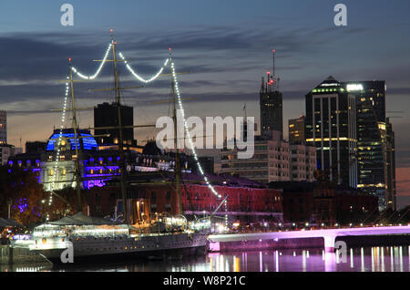 Puerto Madero, visto qui di notte, è una destinazione popolare sia per i viaggiatori che la gente del posto a Buenos Aires, Argentina Aires Foto Stock