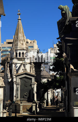 Il vecchio cimitero di Recoleta, con le sue tombe elaborate, mausolei e sculture, è una delle principali destinazioni turistiche in Buenos Aires, Argentina Foto Stock