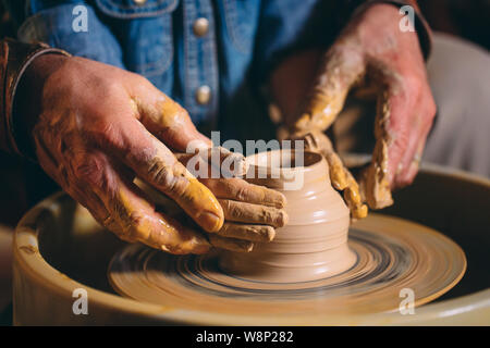 Laboratorio di ceramica. Una bambina fa un vaso di creta. La modellazione di argilla Foto Stock