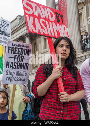 Londra, Regno Unito. 10 Ago, 2019. Kashmiris protesta in Trafalgar Square contro India del Presidente modi che hanno revocato l'articolo 370 della Costituzione indiana che ha garantito autonomia significativa per il Musulmano-maggior parte stato del Kashmir dopo la partizione di indipendenza di India e Pakistan. Kashmiris sono state chiamando per l'indipendenza, con rivolta armata dal 1989 soppressa dalla tortura, deliberata accecante e gli omicidi compiuti da un Indiano enorme forza di occupazione. Essi chiamano modi un fascista indù che ha unito il paese contro l'India.Peter Marshall / Alamy Live News Credito: Peter Marshall / Alamy Live News Foto Stock