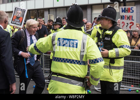 Peter Street, Manchester, Regno Unito. Il 5 ottobre 2015. Anti-Tory manifestanti gridare abuso e lanciare palle di plastica a Boris Johnson e altri delegati all'e Foto Stock