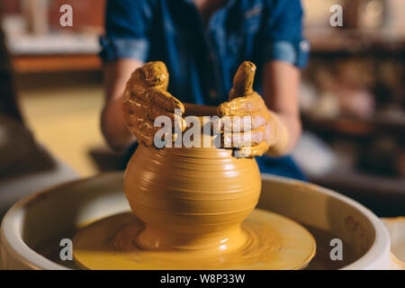 Laboratorio di ceramica. Una bambina fa un vaso di creta. La modellazione di argilla Foto Stock