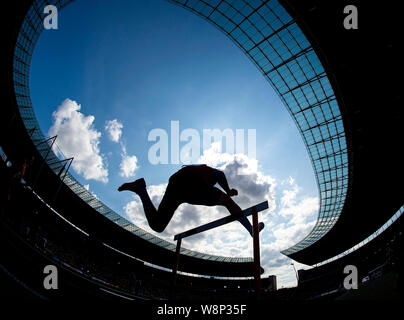 Funzione, Laeufer oltre un ostacolo, Azione, eseguire, Razza, Stadio Olimpico, Sky, tetto finale di 400m Huerden gli uomini, su 04.08.2019 German Athletics Championships 2019, dal 03.08. - 04.08.2019 a Berlino / Germania. | Utilizzo di tutto il mondo Foto Stock