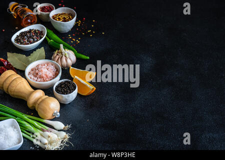 Telaio con tradizionali spezie georgiana sulla pietra arrugginito sfondo con spazio di copia Foto Stock