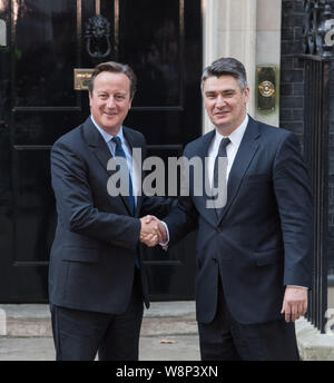 A Downing Street, Londra, Regno Unito. 1 ottobre 2015. Primo Ministro britannico David Cameron incontra il Primo ministro croato Zoran Milanovic a Downing Street. Foto Stock