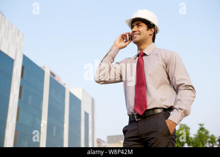 Architetto parlando al telefono cellulare Foto Stock