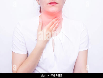 Giovane bella ragazza caucasica tenendo la sua gola, il concetto di un tumore e tonsillite batterica, tonsillite, infiammazione Foto Stock