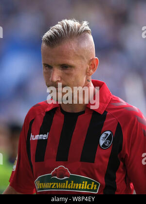 Magdeburg, Germania. 10 Ago, 2019. Calcio: DFB Cup, 1FC Magdeburg - SC Freiburg, 1° round in MDCC Arena. Freiburg's Jonathan Schmid è sull'erba. Credito: Peter Steffen/dpa - NOTA IMPORTANTE: In conformità con i requisiti del DFL Deutsche Fußball Liga o la DFB Deutscher Fußball-Bund, è vietato utilizzare o hanno utilizzato fotografie scattate allo stadio e/o la partita in forma di sequenza di immagini e/o video-come sequenze di foto./dpa/Alamy Live News Foto Stock