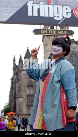 Edimburgo, Scozia, Regno Unito. Il 10 agosto 2019. Edinburgh Fringe Festival degli artisti di strada ha attirato grandi folle durante questo prevalentemente soleggiato fino al tardo pomeriggio PPIKPPIK fumetto artista Mime sa dove egli è in su questa seconda sabato. Credito: Arch White Foto Stock