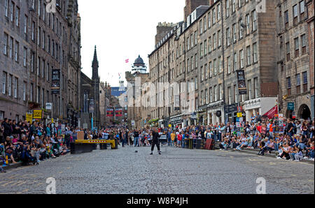 Edimburgo, Scozia, Regno Unito. Il 10 agosto 2019. Edinburgh Fringe Festival degli artisti di strada ha attirato grandi folle su Lawnmarket, durante questo prevalentemente soleggiato fino al tardo pomeriggio su questo secondo sabato, Credito: Arch White Foto Stock