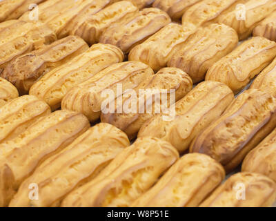 Crema fresca eclairs torte giacciono sul tavolo, sfondo, pasticceria, spazio copia, di dolcezza Foto Stock