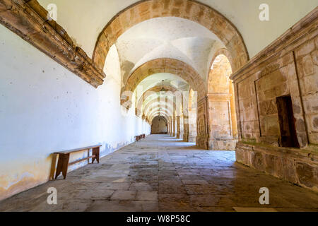 Il chiostro in stile manierista colonnato manuelina nel chiostro del Monastero di Santa Clara a Nova (il Monastero di Santa Chiara), monumento storico e pa Foto Stock