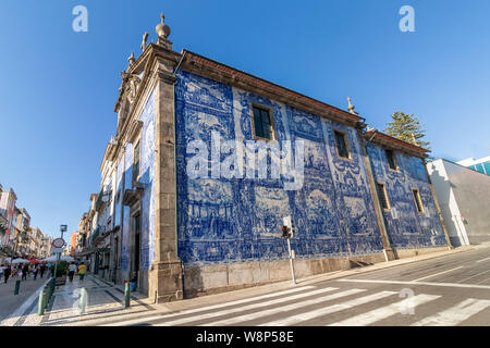 La facciata esterna della Cappella delle anime (Capela das Almas de Santa Catarina) sul Santa Catarina Street a Porto, Portogallo Foto Stock