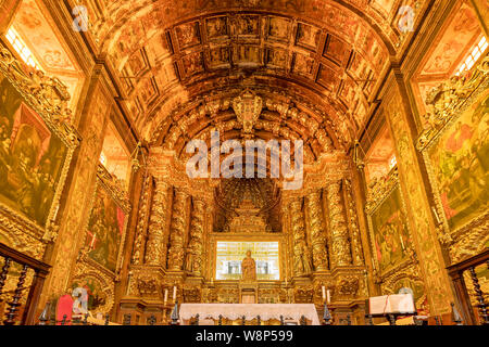 Coimbra, Portogallo, luglio 18, 2019: Altare Principale del monastero di Santa Clara a Nova (il Monastero di Santa Chiara), monumento patrimonio storico e. È stato costruito Foto Stock