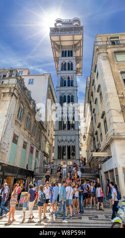 Vista dello storico ascensore di Lisbona in Portogallo. L'Elevador de Santa Justa anche chiamato Carmo Lift è un ascensore in L Foto Stock