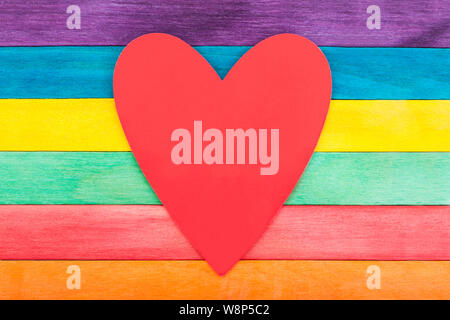 Cuore vuoto nota sulla colorata sullo sfondo di legno Foto Stock