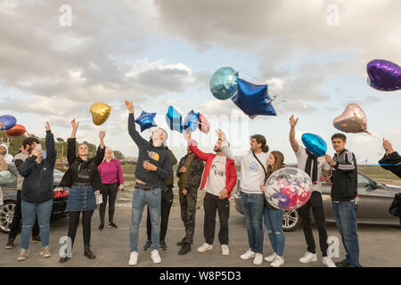 Southend on Sea, Regno Unito. 10 Ago, 2019. Gli amici e la famiglia di Cian Daly, uno di cinque persone che è scomparso alla fine di luglio a sospetti di decessi associati agli stupefacenti in Sud Essex, si incontrano per un memoriale di giro sul lungomare di Southend prima di dirigervi a Leigh on Sea per un lancio di palloncini. Penelope Barritt/Alamy Live News Foto Stock