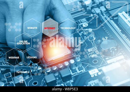 Assemblaggio personal computer a elevate prestazioni. Online il concetto di istruzione Foto Stock