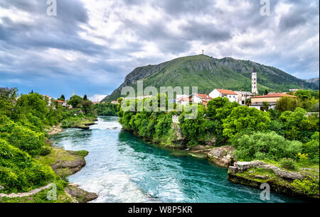 La città di Mostar presso il fiume Neretva in Bosnia ed Erzegovina Foto Stock