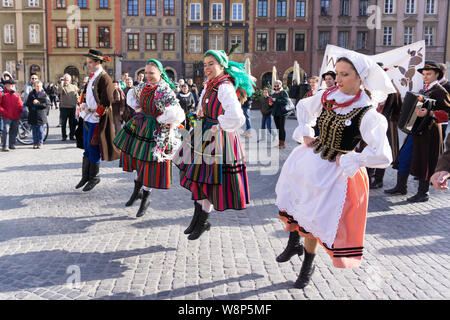 I giovani nel tradizionale costume di Lowicz ballano su Varsavia Piazza della Città Vecchia. Danzatori vestiti in polacco costumi folk. Foto Stock
