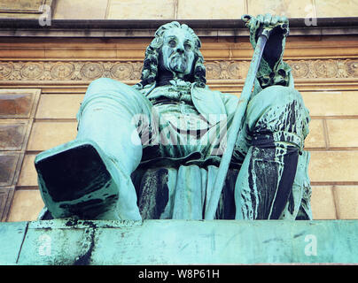 Copenhagen, Danimarca, statua di Ludwig barone di Holberg (1684-1754), scrittore, saggista, filosofo, storico e drammaturgo, scultura eretta nel 1875 Foto Stock