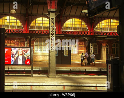 Copenaghen, Danimarca - Giugno 16, 2019 la stazione centrale di Copenhagen, binari del treno coperto dalla ferrovia tipico tetto ad arco architettura costruita nel 1911 Foto Stock