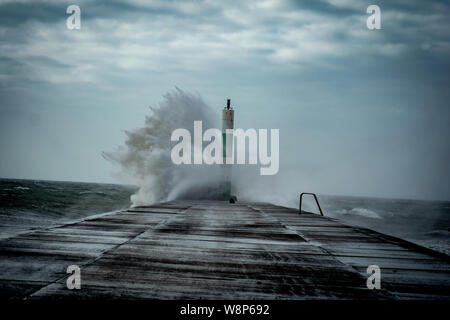 Tempesta crea grandi onde che spezza in Aberystwyth Harbour, il Galles Centrale, ceredigion , Galles. Foto Stock