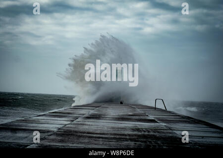 Tempesta crea grandi onde che spezza in Aberystwyth Harbour, il Galles Centrale, ceredigion , Galles. Foto Stock