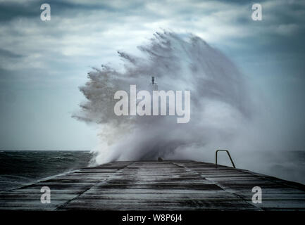 Tempesta crea grandi onde che spezza in Aberystwyth Harbour, il Galles Centrale, ceredigion , Galles. Foto Stock