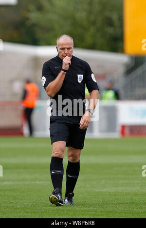 Crawley, Regno Unito. 10 Ago, 2019. Arbitro, Graham Salisbury durante il cielo EFL scommettere League 2 corrispondenza tra la città di Crawley e Salford City all'Checkatrade.com Stadium, Crawley, Inghilterra il 10 agosto 2019. Foto di Carlton Myrie. Solo uso editoriale, è richiesta una licenza per uso commerciale. Nessun uso in scommesse, giochi o un singolo giocatore/club/league pubblicazioni. Credit: UK Sports Pics Ltd/Alamy Live News Foto Stock