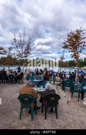 Persone in terrazze bar vicino estanque Grande del Buen Retiro, Parque del Buen Retiro, Madrid, Spagna Foto Stock