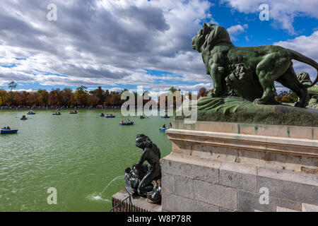 Estanque Grande del Buen Retiro, da Alfonso XII monument , Parque del Buen Retiro, Madrid, Spagna Foto Stock