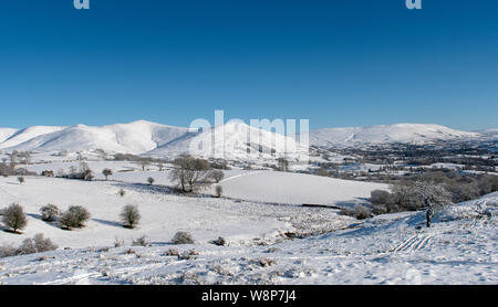 Howgill Fells e Baugh cadde coperto di neve. Yorkshire Dales National Park, Cumbria, Regno Unito. Foto Stock