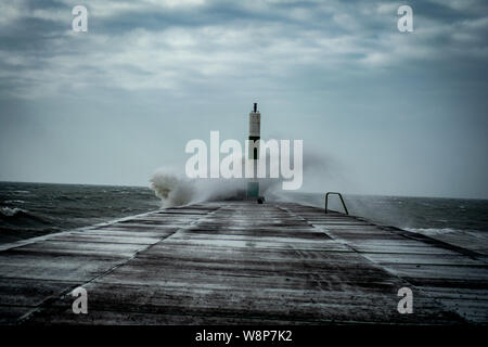 Tempesta crea grandi onde che spezza in Aberystwyth Harbour, il Galles Centrale, ceredigion , Galles. Foto Stock