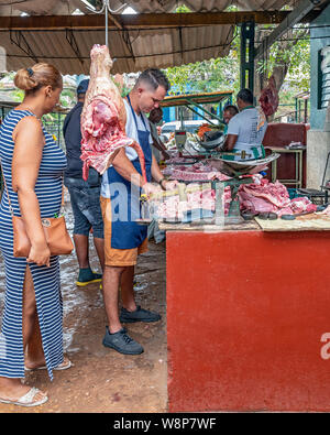 L'Avana, Cuba - Aprile 09, 2019: un macellaio tagli di carne nel mercato nella Città Vecchia Foto Stock