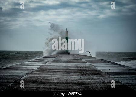 Tempesta crea grandi onde che spezza in Aberystwyth Harbour, il Galles Centrale, ceredigion , Galles. Foto Stock