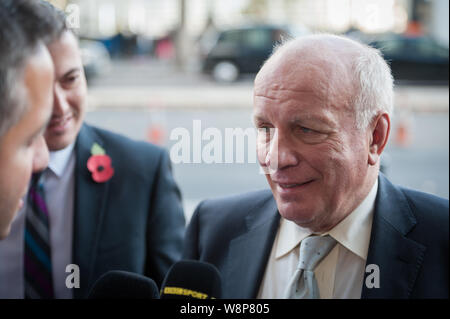 Portcullis House, London, Regno Unito. 25 ottobre, 2015. Greg Dyke, Presidente della Associazione di calcio arriva a Portcullis House di Westminster a partecipare Foto Stock