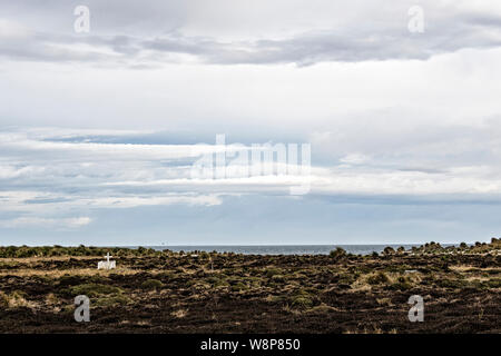 Vista di Picket Fence e croce alla tomba del francese Alexander Dugas che ha commesso suicidio in 1929, Sea Lion Island, nelle Isole Falkland Foto Stock